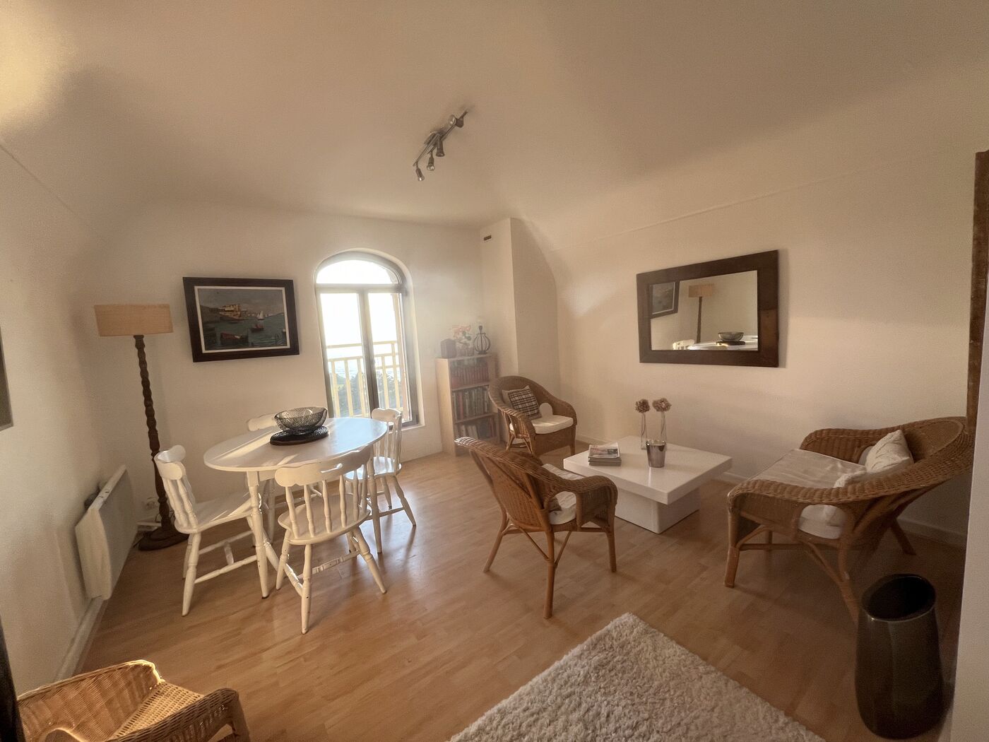Salle à manger de l'appartement du 2ème étage, vue mer