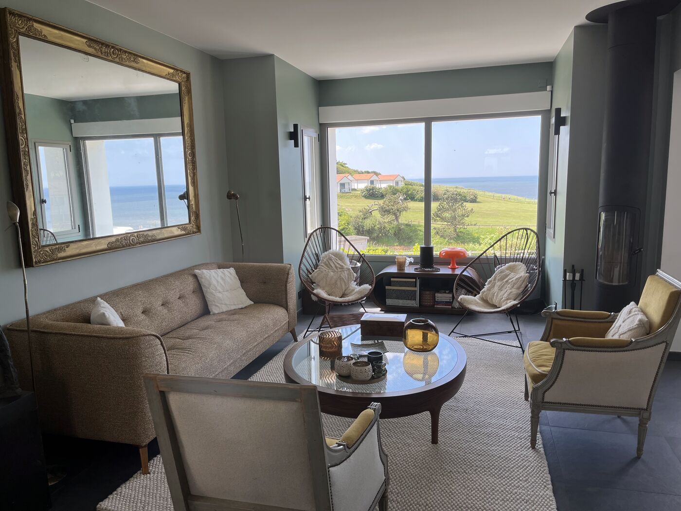 Salon de la Villa Médaillon avec vue sur la mer